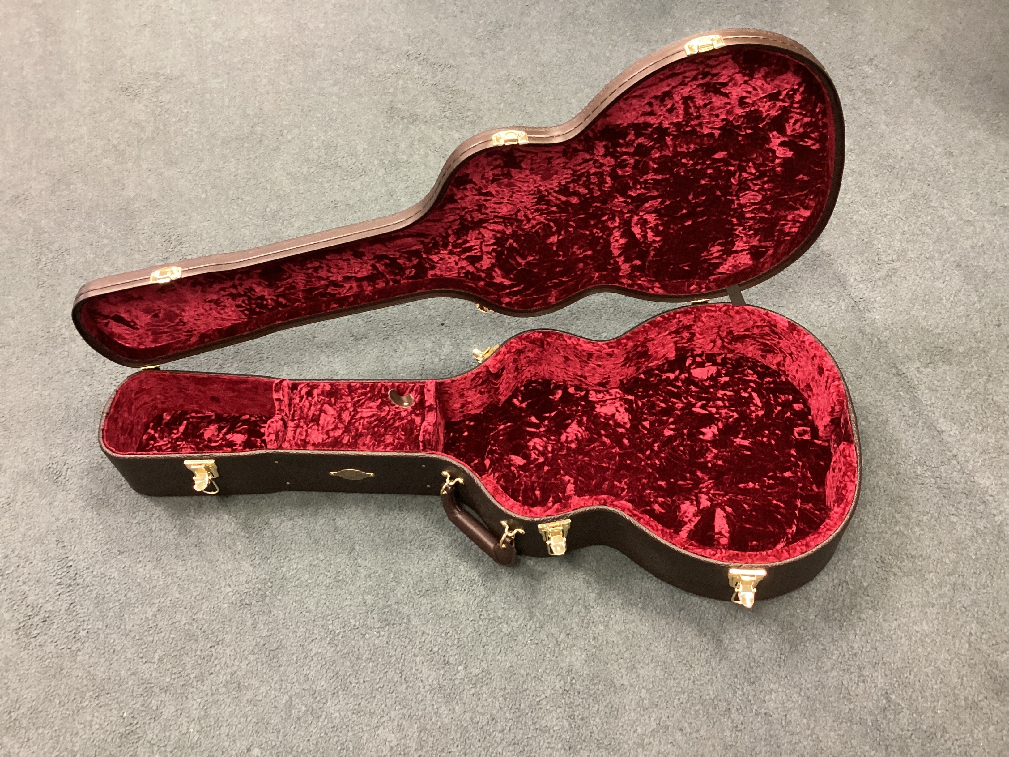 Image of Taylor Grand Auditorium/12-Fret/Nylon String “Chocolate Brown” Acoustic Guitar Hardshell Case